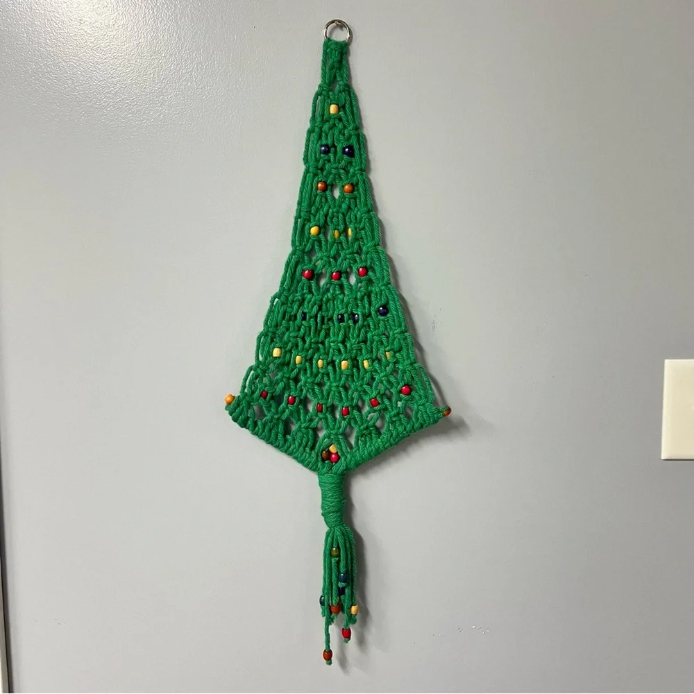 vintage macrame christmas tree green red wooden beads wall‎ hanging kitschy